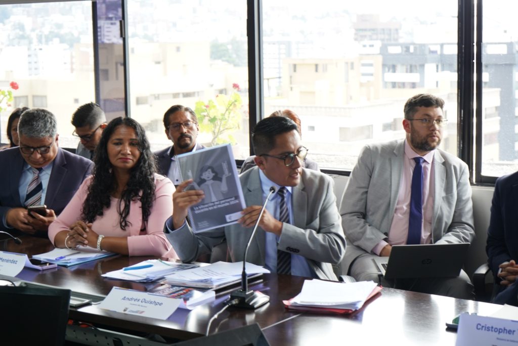 Andrés Quishpe, presidente UNE Nacional, presenta informe sobre la situación del Magisterio a MinEduc.
