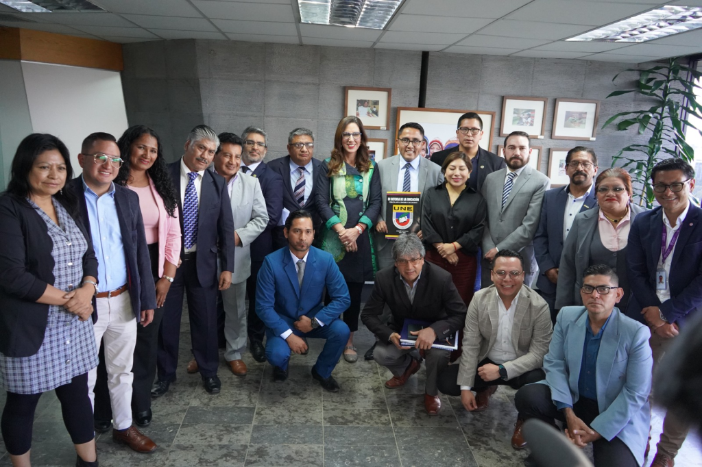 Dirigentes nacionales y provinciales de UNE tras la reunión con MinEduc.